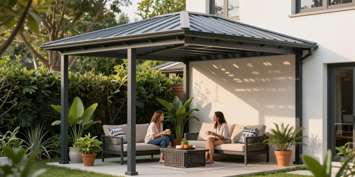 Gemütliche Terrasse mit einer modernen Terrassenüberdachung, die eine entspannte Atmosphäre schafft.